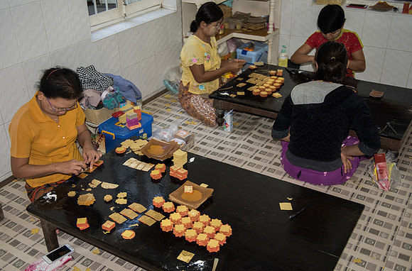 Mandalay gold leaf workers 2