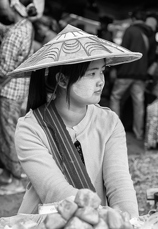 Heho market girl bw