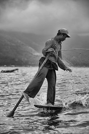 Inle Lake leg rowers 2 bw