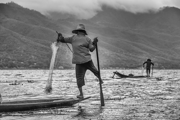 Inle Lake leg rowers 1 bw
