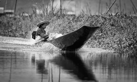 Inle lake boat spray bw