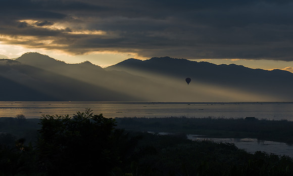 Inle lake balloon 2