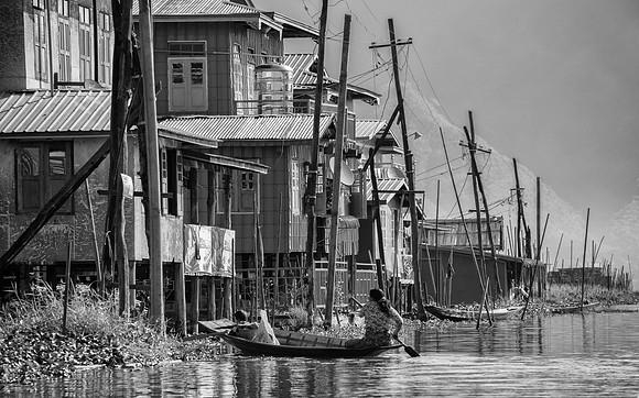 Inle Lake street.