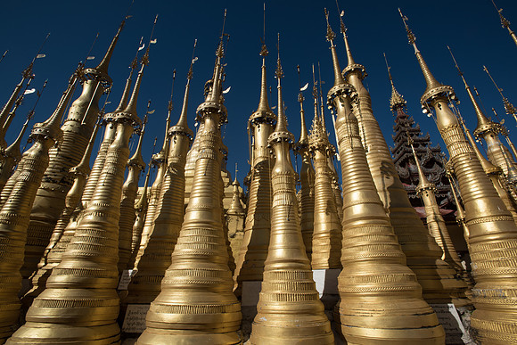 Inle lake stupas gold.