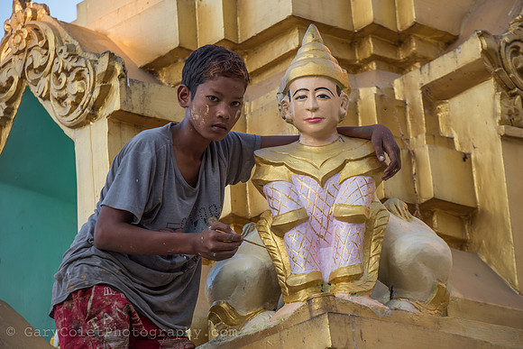Yangon Shwedegon boy painting.tif