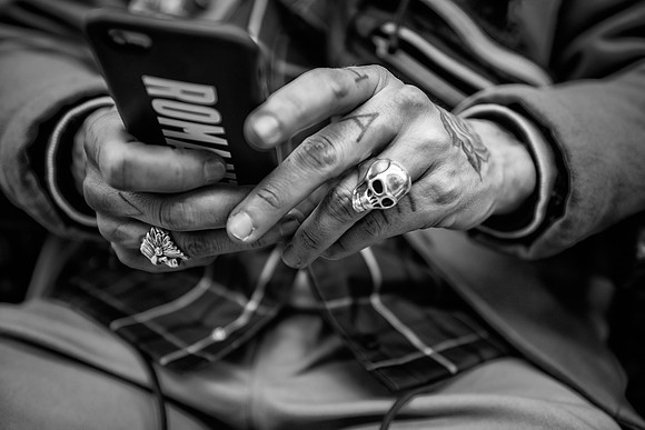Tattooed hands London Bridge station bw 3