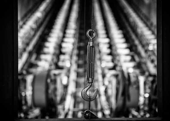 Crossrail escalator plumb line bw