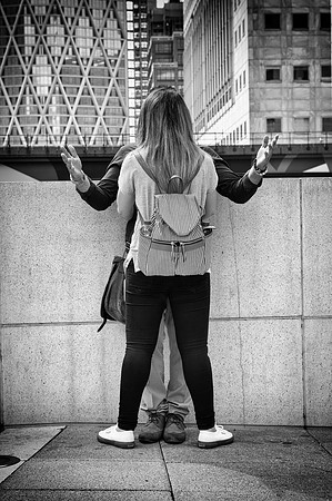 Canary Wharf couple BW
