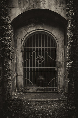 Highgate cemetery bw 7