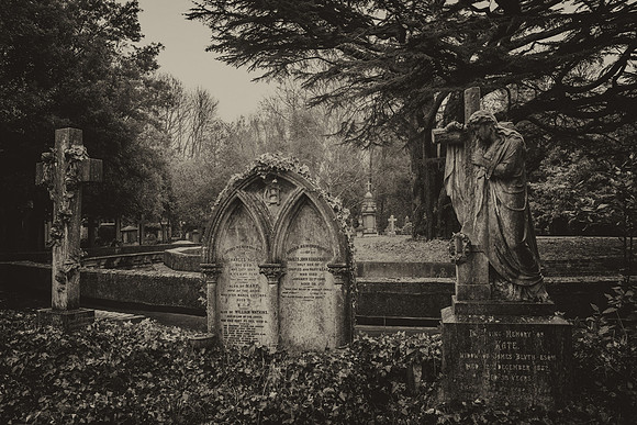 Highgate cemetery bw rotunda graves