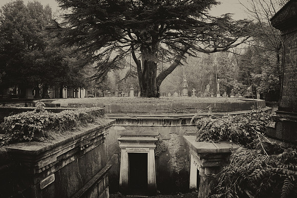 Highgate cemetery bw rotunda