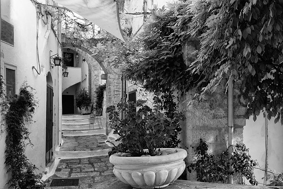 Ostuni flower pot