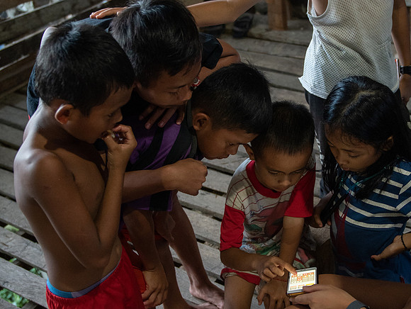 Mengkak Iban kids play 2048 2