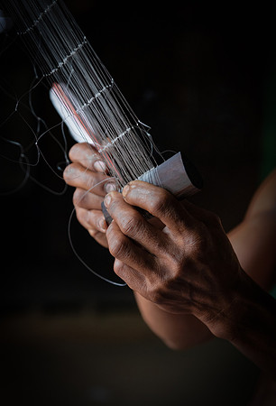 Mengkak fishnet repair hands