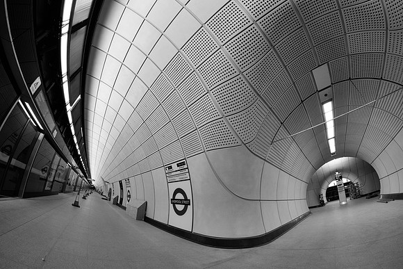 Platform and cross tunnel bw