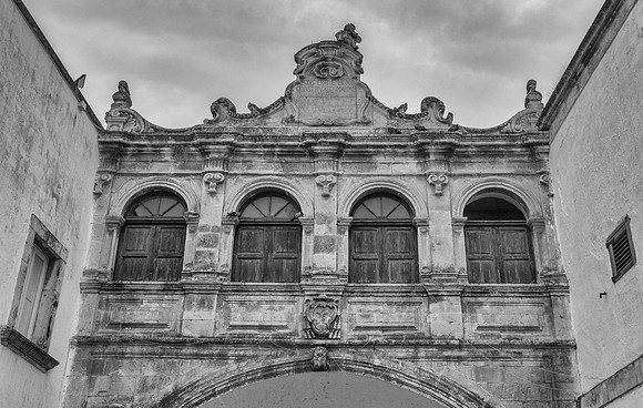 Ostuni cathedral arch bw