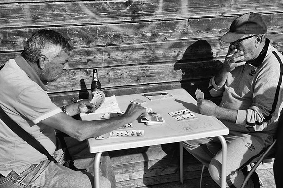 Bari fishermen playing cards bw