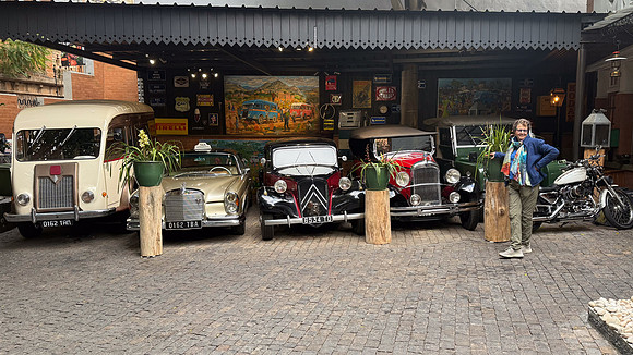 La Varangue hotel Antananarivo cars
