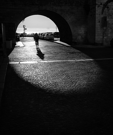 Bari arch silhouette BW